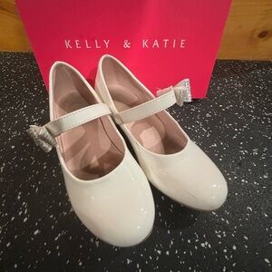 Girls white Mary Jane’s size 13